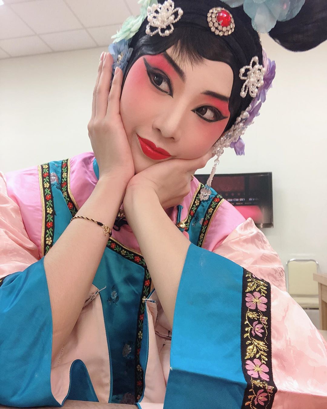 美女藏在細節裡！「波波Boo」京劇表演專業精彩，卸了妝真是驚豔百分百的美女光！