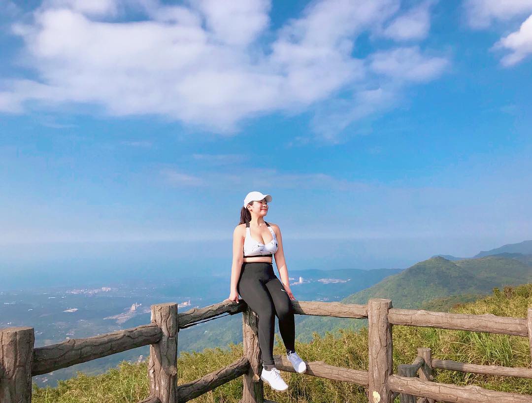 大份量登山女孩「林后儀」挺巨乳攻佔山頭　快要罩不住的奶球太囂張