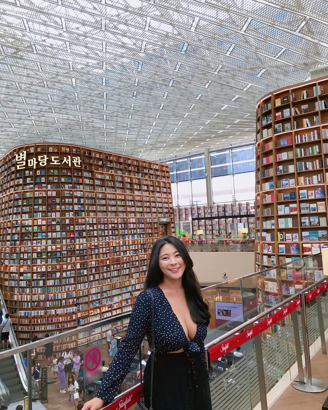 大份量登山女孩「林后儀」挺巨乳攻佔山頭　快要罩不住的奶球太囂張