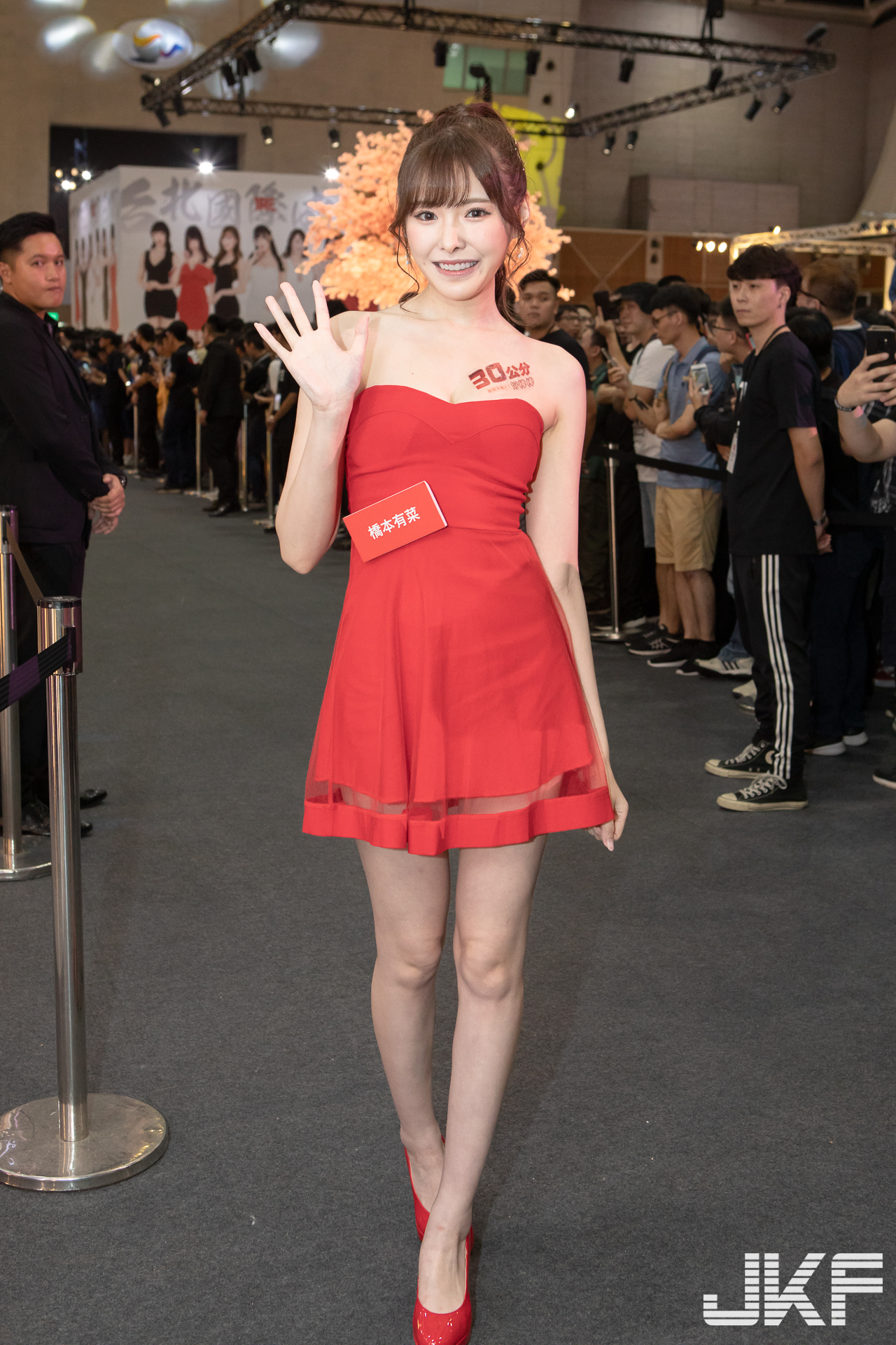 最強長腿女神「橋本有菜」又現場圈粉　甜美發送愛心光波！