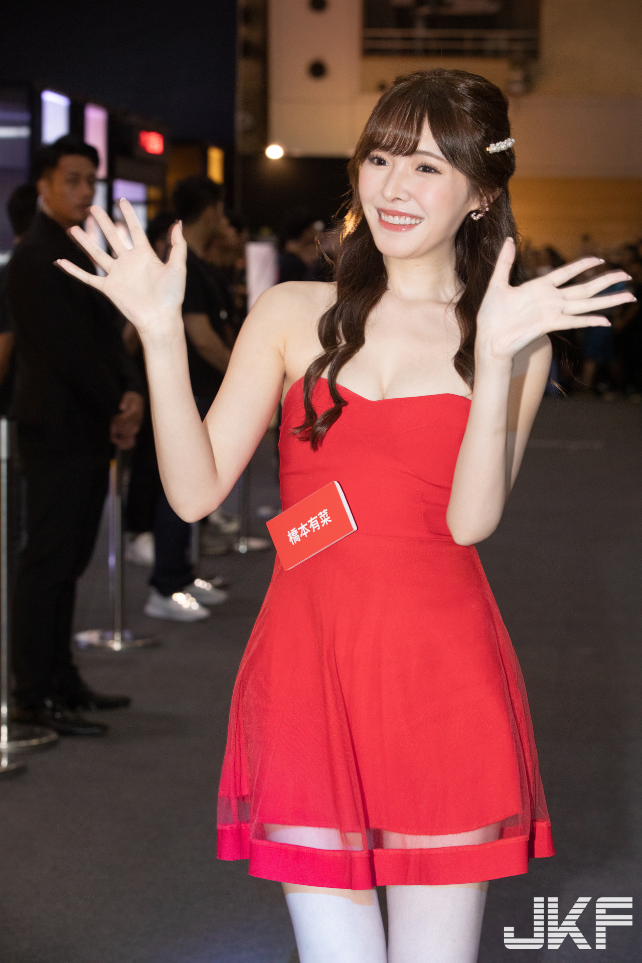 最強長腿女神「橋本有菜」又現場圈粉　甜美發送愛心光波！