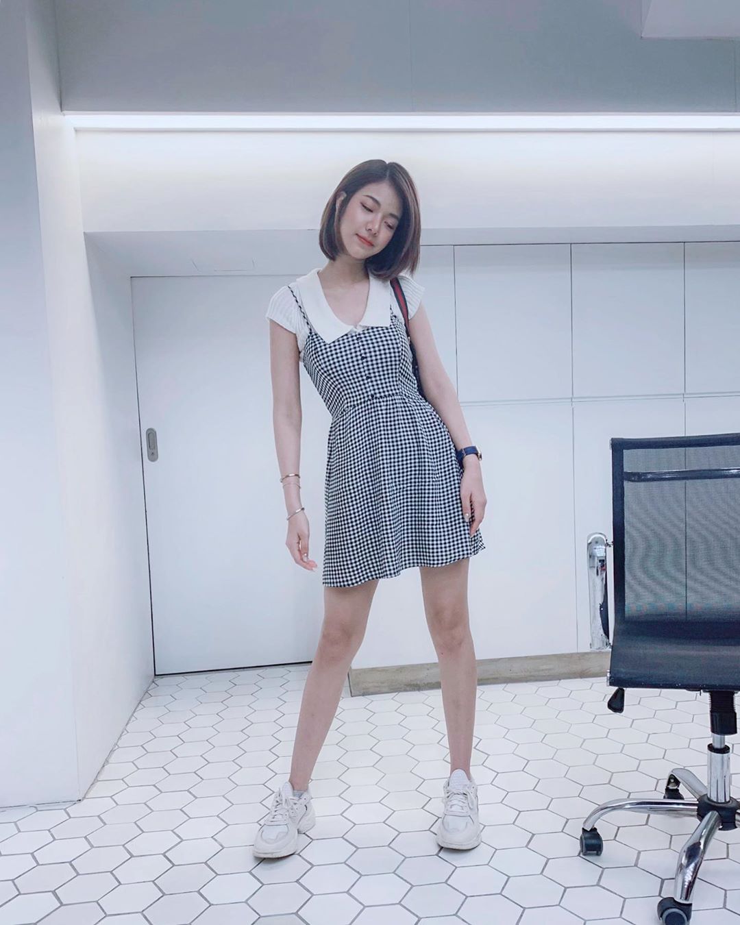 清晰脫俗外表 雪白巨乳誘惑瞬間頭暈 - 亞洲美女 -