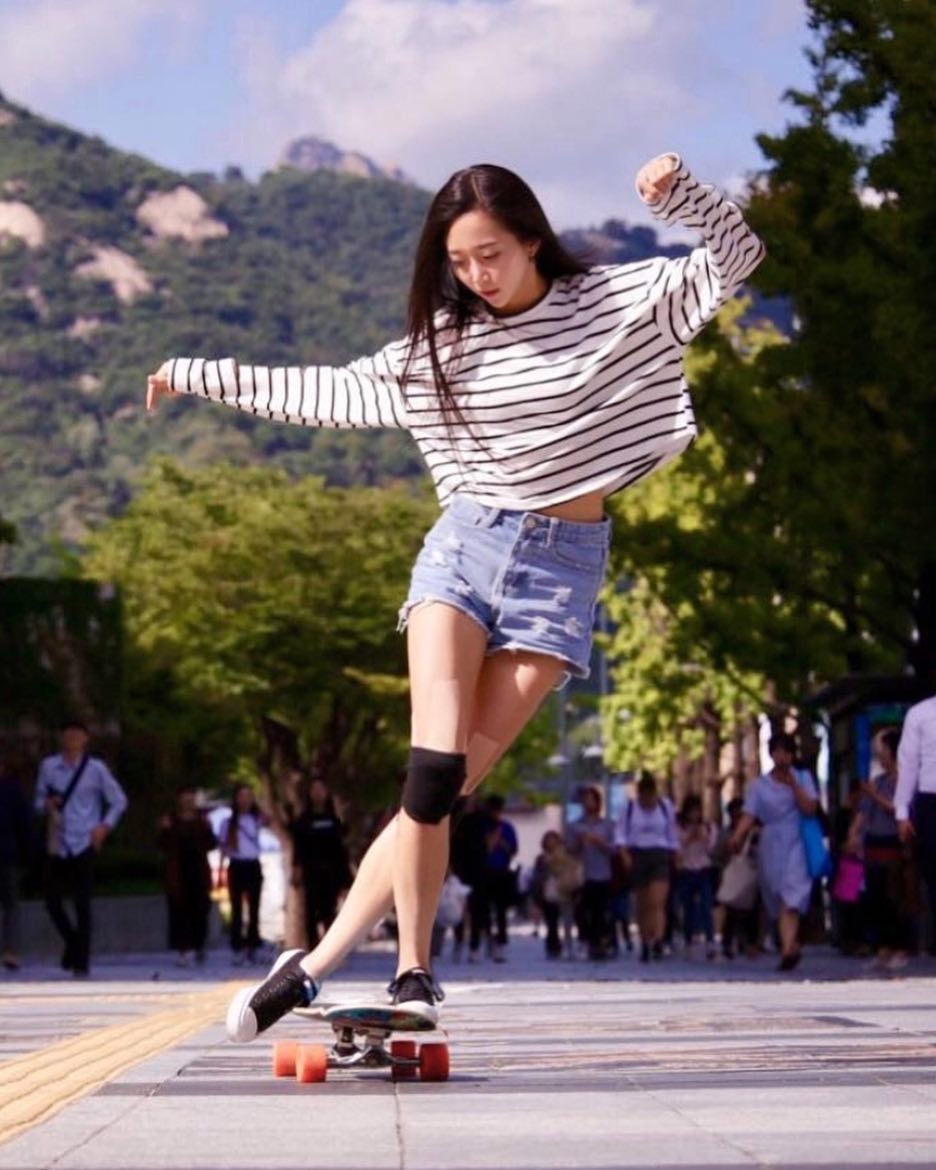 韓國滑板正妹「高孝周」 誘人甜笑超勾魂　有練過雙腿就是讚，根本強迫戀愛！