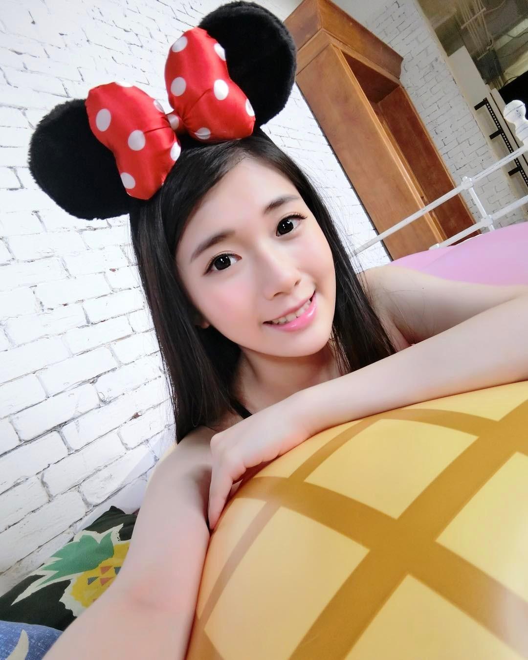 謝薇安Vivian- 台灣正妹大秀深邃事業線 - 美女圖 -