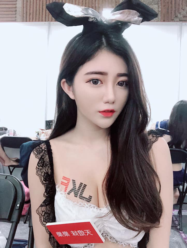最性感美甲師「天燈妹樂樂」爆乳出沒TRE　穿性感女僕裝為各位服務！