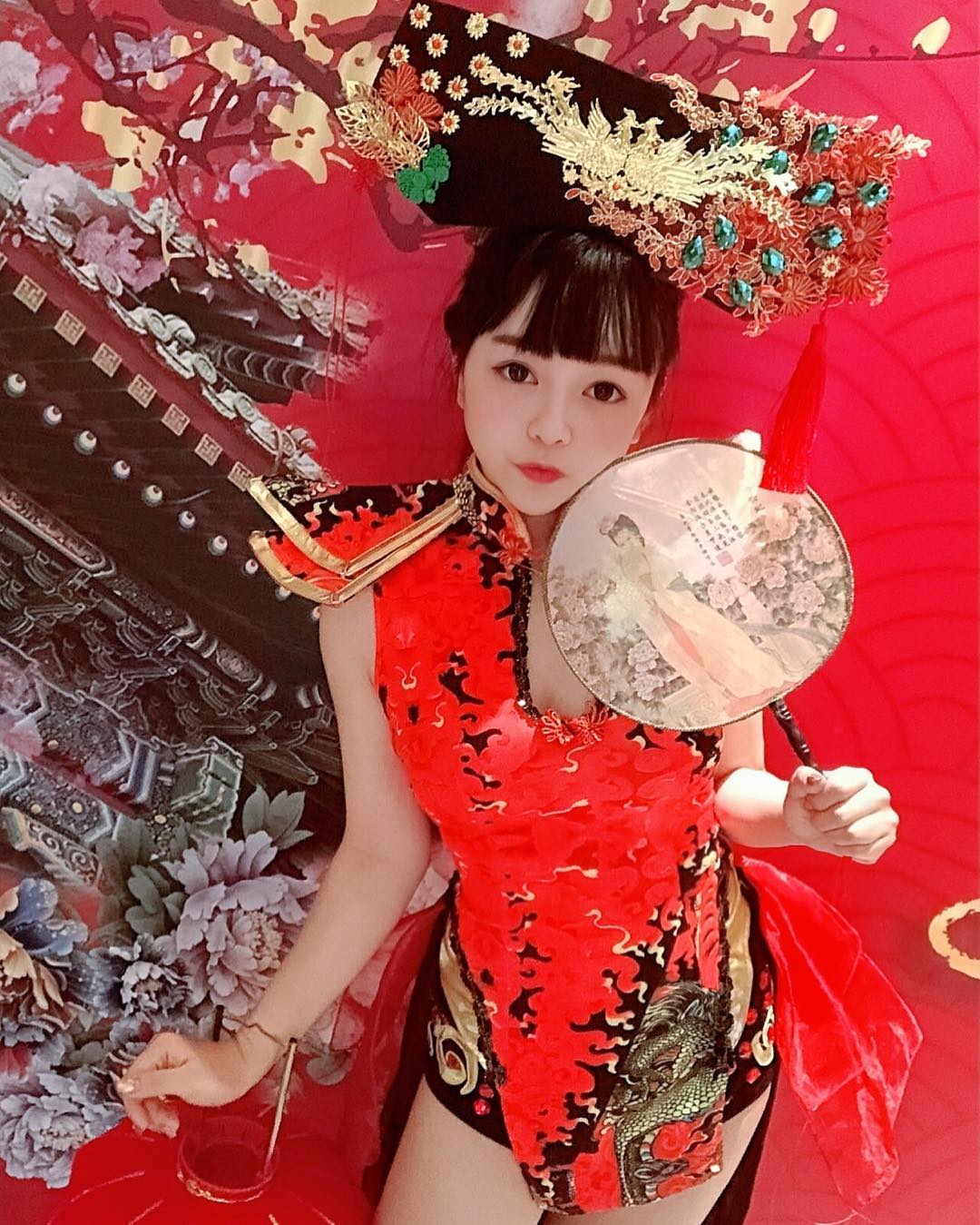 火辣人妻超犯規！「妞妞DJ Olive」白嫩辣乳呼之欲出，上台狂力一扭三秒就把台下收服！