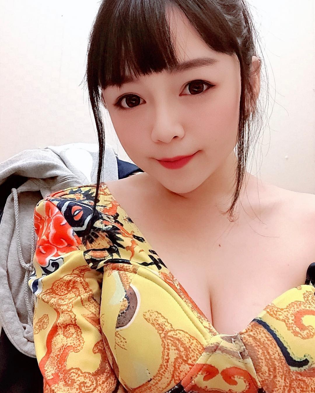 火辣人妻超犯規！「妞妞DJ Olive」白嫩辣乳呼之欲出，上台狂力一扭三秒就把台下收服！