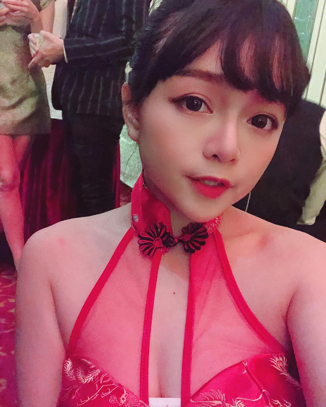 火辣人妻超犯規！「妞妞DJ Olive」白嫩辣乳呼之欲出，上台狂力一扭三秒就把台下收服！