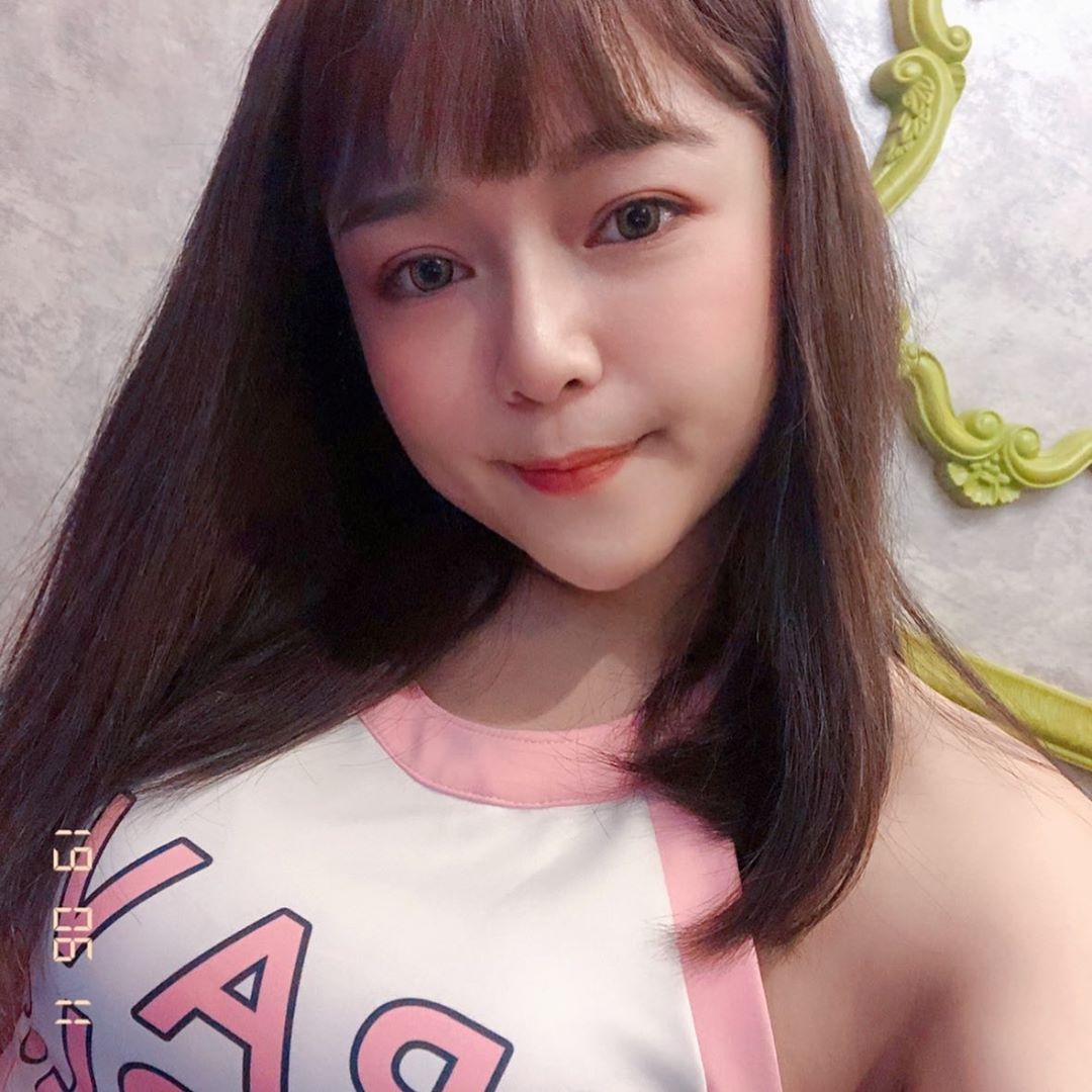 火辣人妻超犯規！「妞妞DJ Olive」白嫩辣乳呼之欲出，上台狂力一扭三秒就把台下收服！