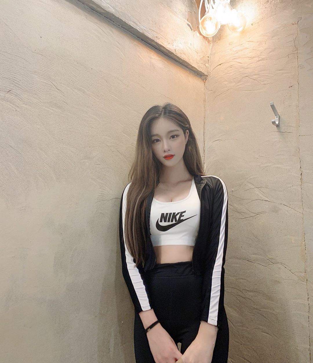 凶狠上圍弧度突破天際 原形畢露網友一覽無遺 - 亞洲美女 -