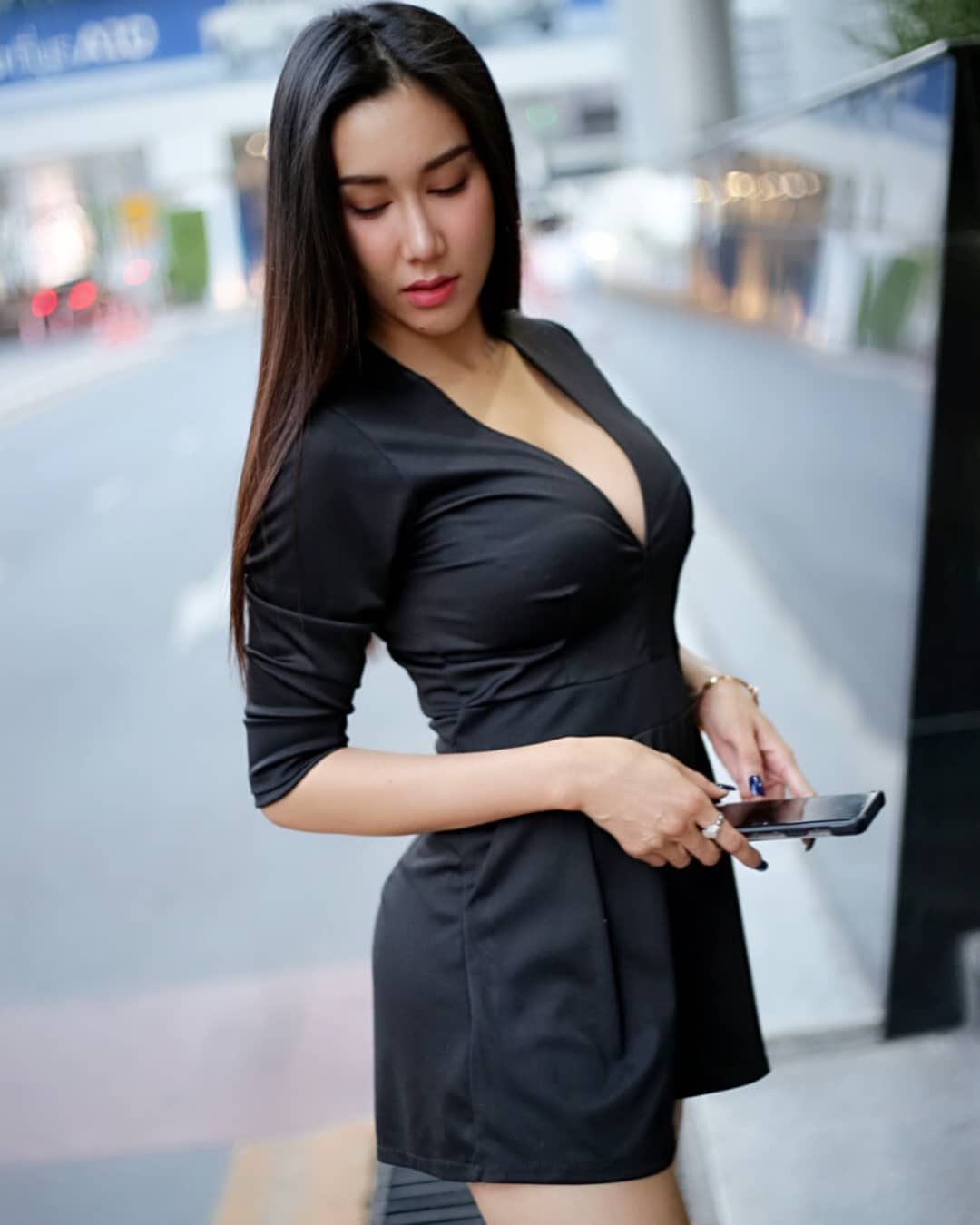 大尺度秀白乳罩不住 極品乳溝曲線吸睛全場 - 亞洲美女 -