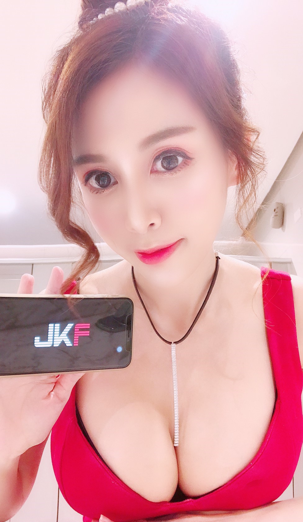 JKF 14歲生日快樂！女郎端出「巨型長輩」祝賀　快來領大人的禮物！