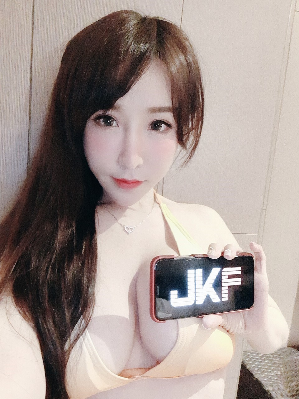 JKF 14歲生日快樂！女郎端出「巨型長輩」祝賀　快來領大人的禮物！