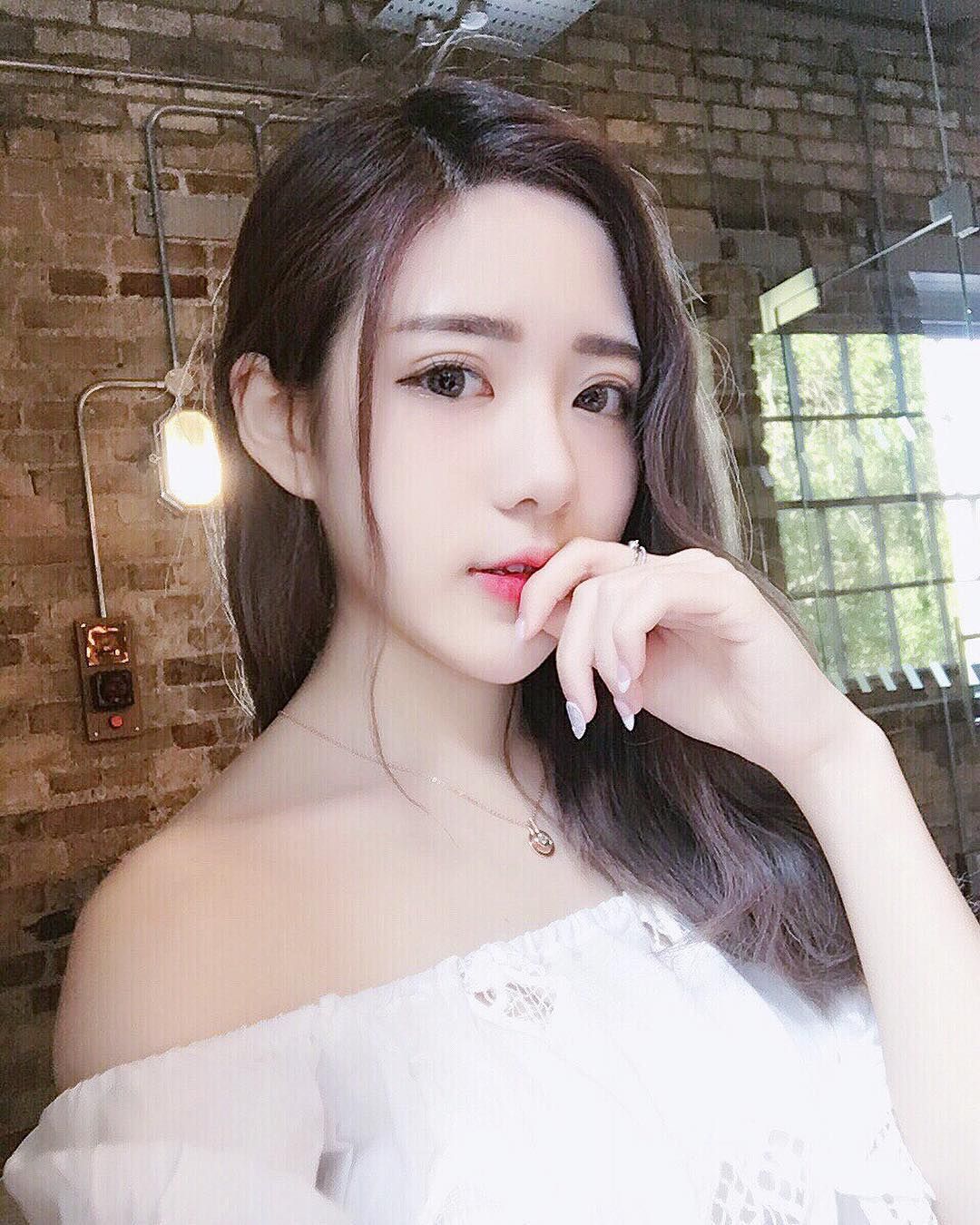 台灣正妹石潔心 超吸睛的事業線 - 美女圖 -