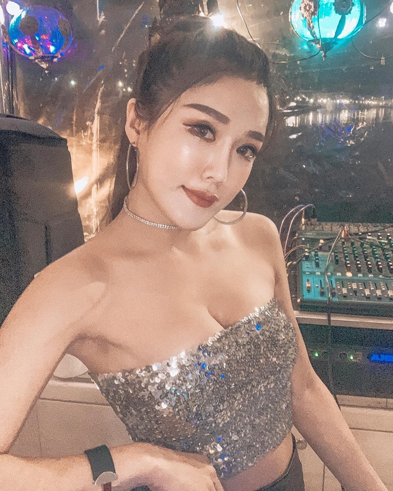 美豔女 DJ「黃聿希」全場看到她就躁起來！熱辣比基尼大秀「渾圓美尻」！