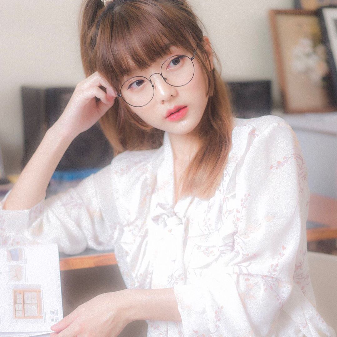 一轉身美顏女神真驚人 陽光燦笑無法擋 - 亞洲美女 -