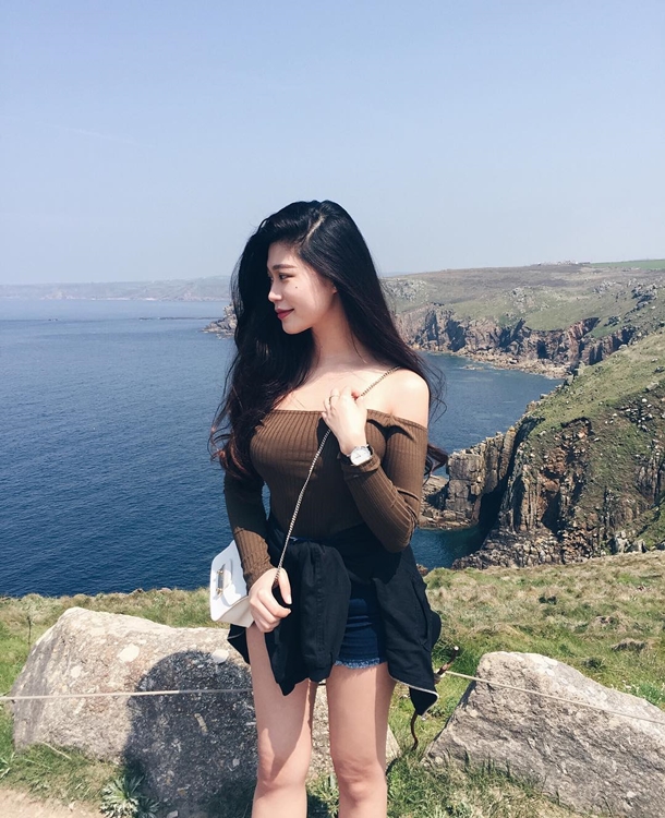 渾圓飽滿的氣質正妹 Chienwei Hah - 亞洲美女 -