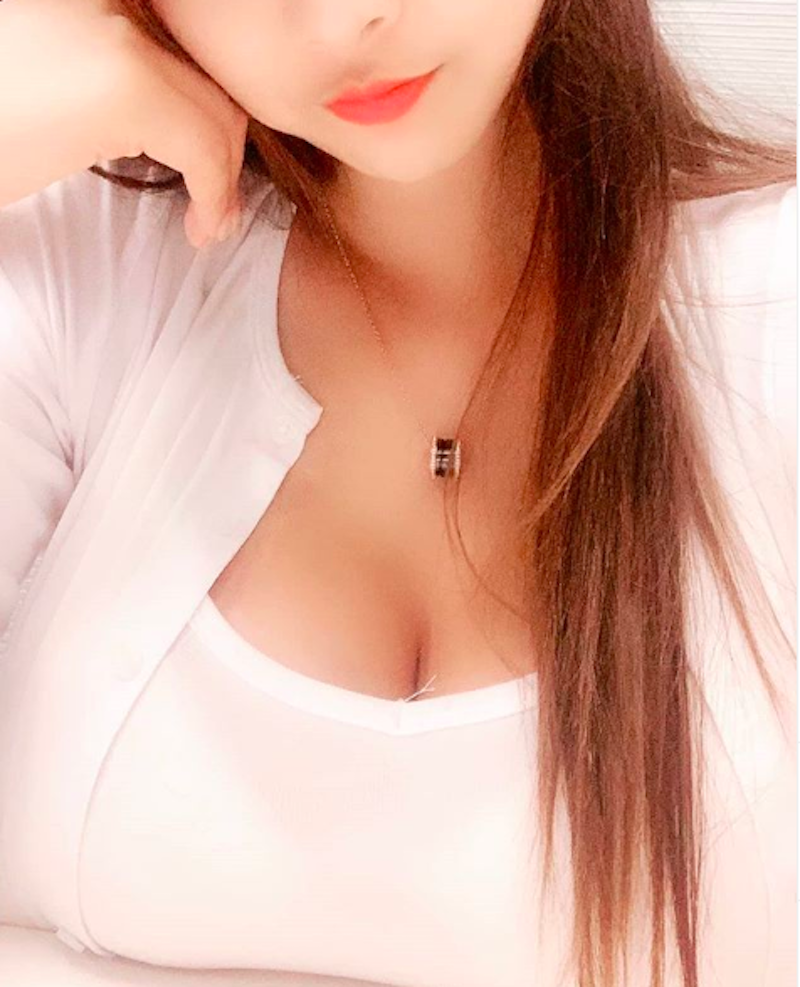 膽子好大！大馬「白嫩巨乳妹」自拍沒在客氣，渾圓雙球直接擠出！