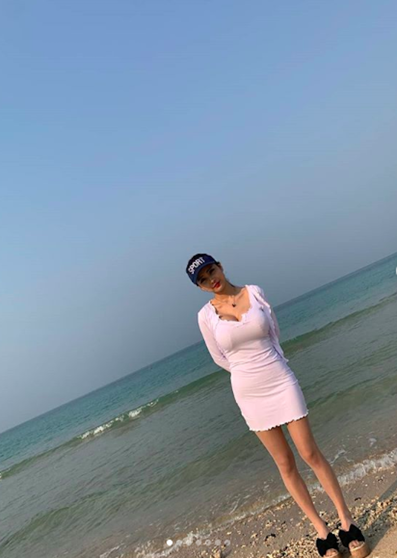 膽子好大！大馬「白嫩巨乳妹」自拍沒在客氣，渾圓雙球直接擠出！