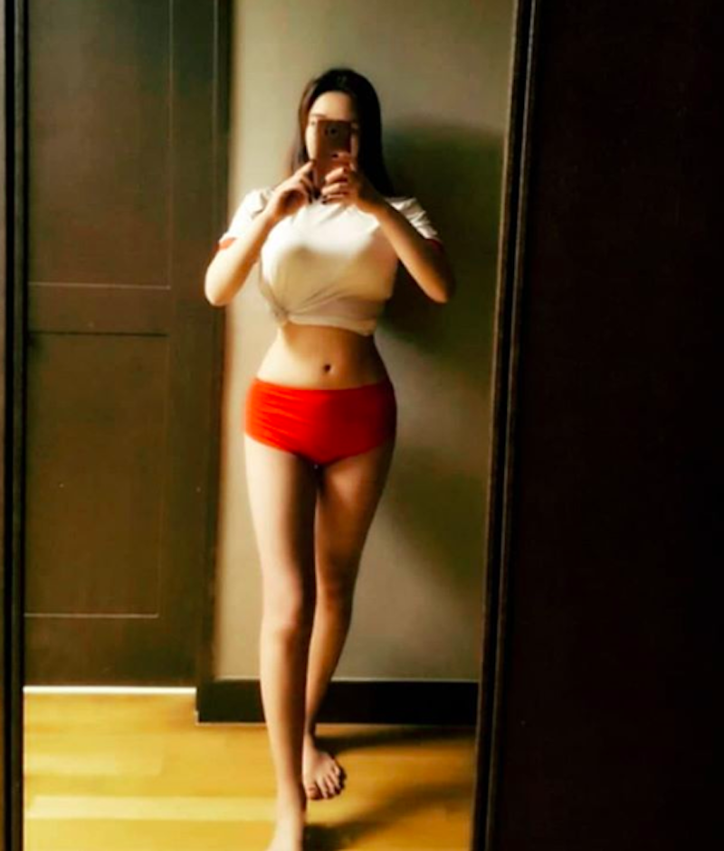 膽子好大！大馬「白嫩巨乳妹」自拍沒在客氣，渾圓雙球直接擠出！
