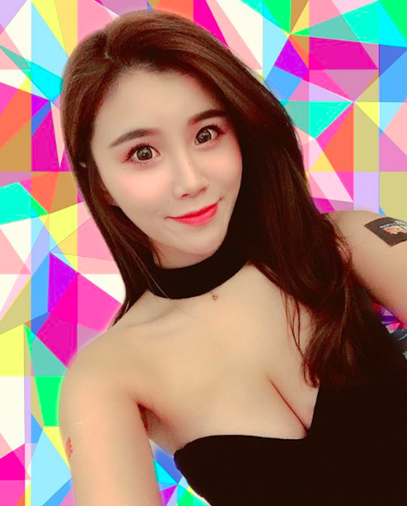 展場正妹「李子姍」豐滿迷人又窈窕！火辣腹肌讓人驚嘆不已，居然還是高材生！