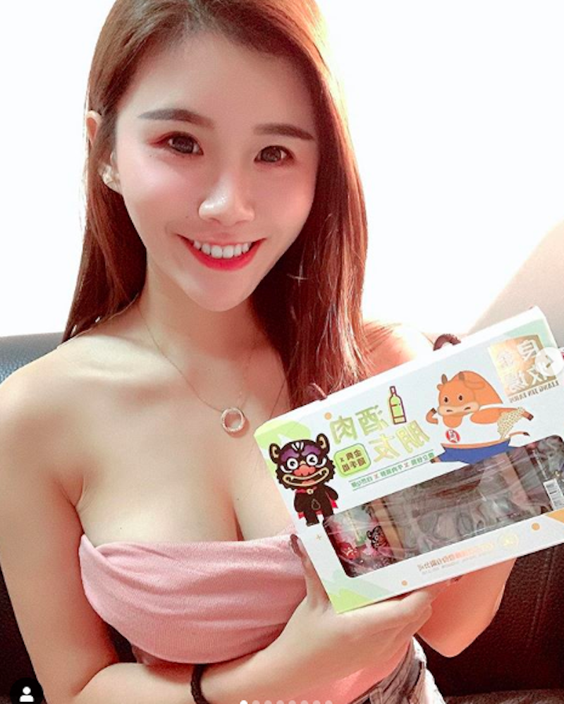 展場正妹「李子姍」豐滿迷人又窈窕！火辣腹肌讓人驚嘆不已，居然還是高材生！
