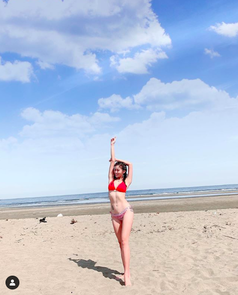 展場正妹「李子姍」豐滿迷人又窈窕！火辣腹肌讓人驚嘆不已，居然還是高材生！