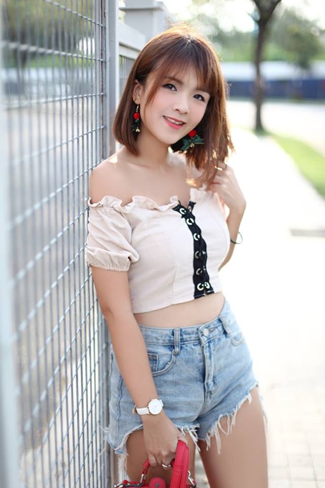 拉下上衣！暴露奶妹捷運上「露胸擠奶自摸」40秒淫片瘋傳　身分遭起底是「知名網紅」