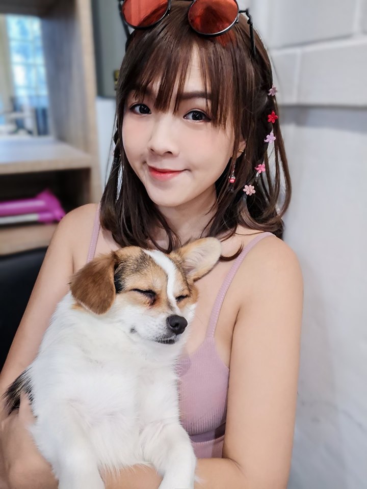拉下上衣！暴露奶妹捷運上「露胸擠奶自摸」40秒淫片瘋傳　身分遭起底是「知名網紅」