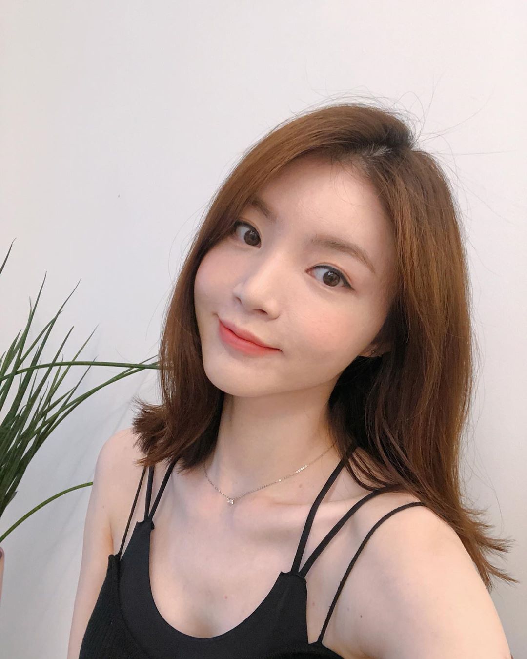 傲人雪白美背大姊姊 文青風拍攝讓網友躁動 - 亞洲美女 -