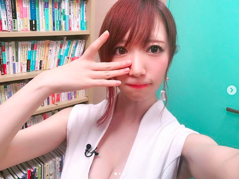 H奶的威力！寫真辣妹躺下時「雙乳超震撼」，大到無法用手掌握！