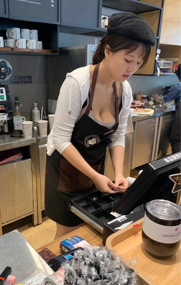 【蜗牛扑克】台中西屯「咖啡廳店長」爆乳結帳　最強待客之道就是這種