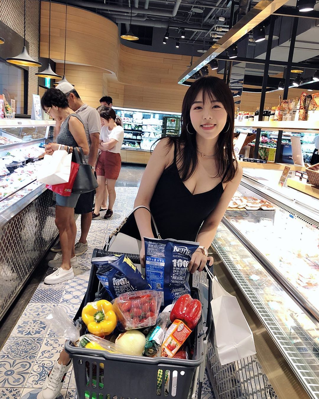 快當掉重修！正妹大學老師「Ruby Lin」細肩帶逛超市，雪嫩事業線直接hold住全店視線！