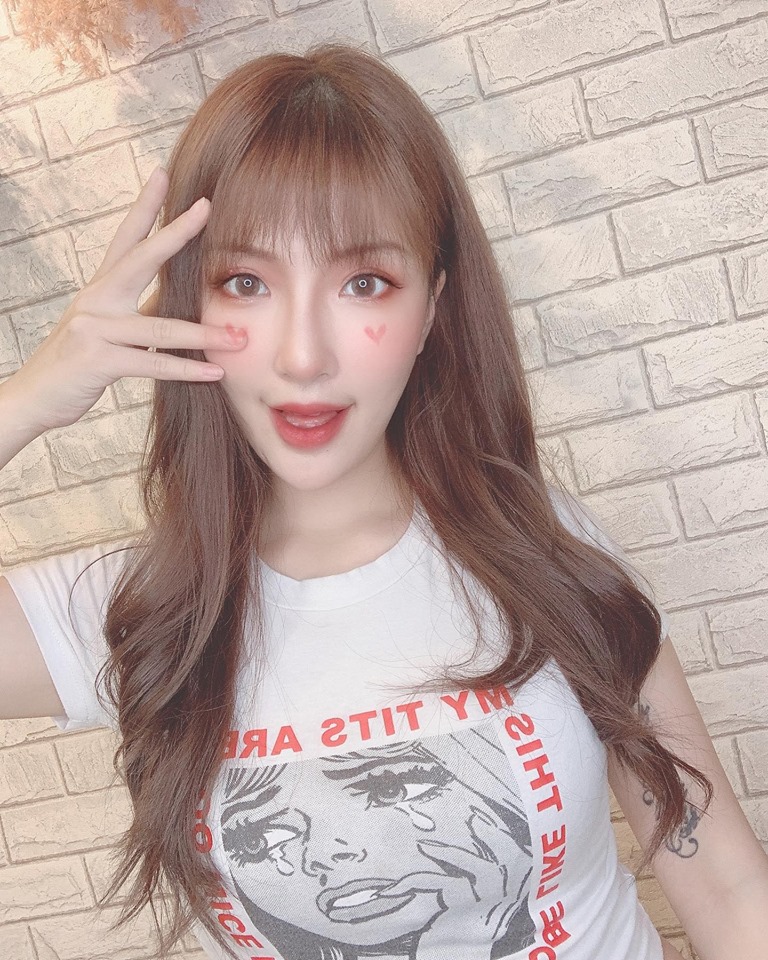 巨乳玫瑰出現啦！「Nancy韓智恩」爆乳洋裝好百變，花團錦簇比不上「她的胸脯」！