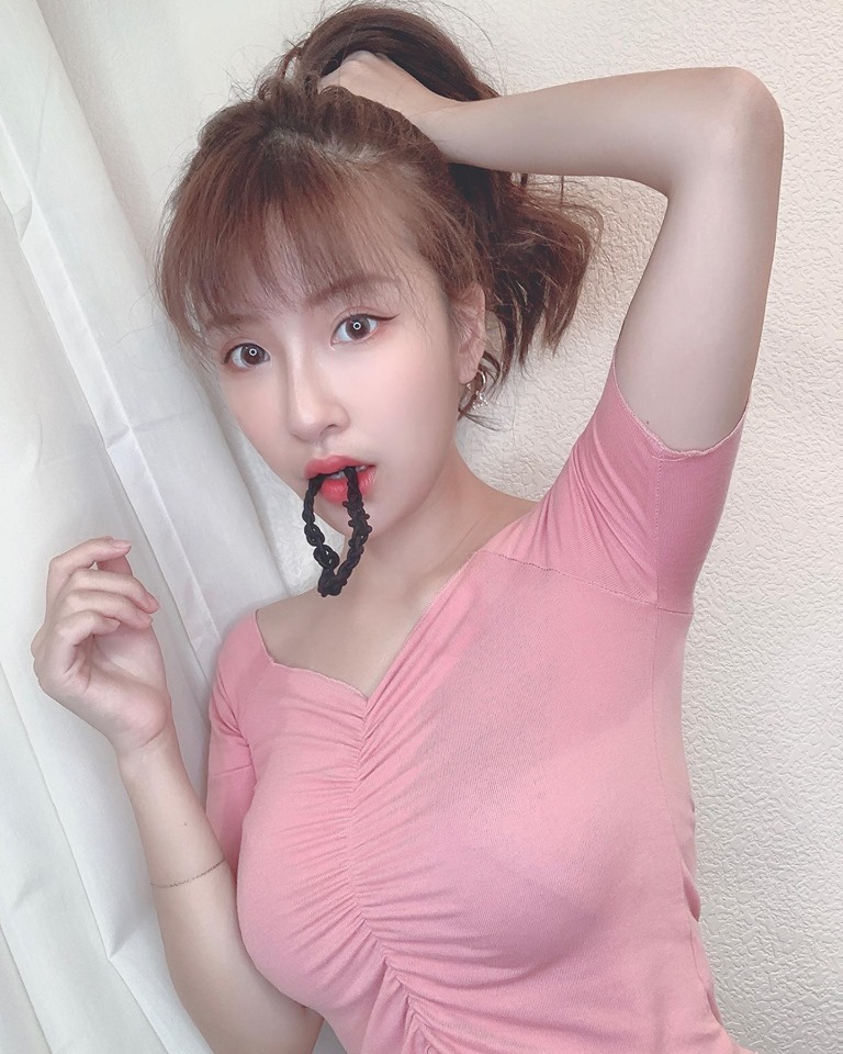 巨乳玫瑰出現啦！「Nancy韓智恩」爆乳洋裝好百變，花團錦簇比不上「她的胸脯」！