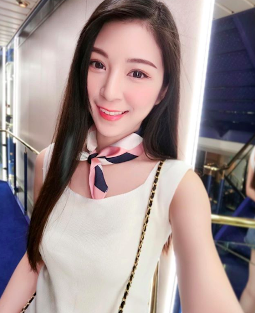 正妹JANISSA「蕾絲禮服露出美乳」，「大深V透視感」好養眼喔！