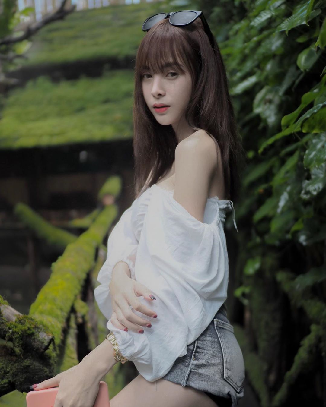深溝暗藏頂級美胸弧度 妖豔指數破表網友受不了 - 亞洲美女 -