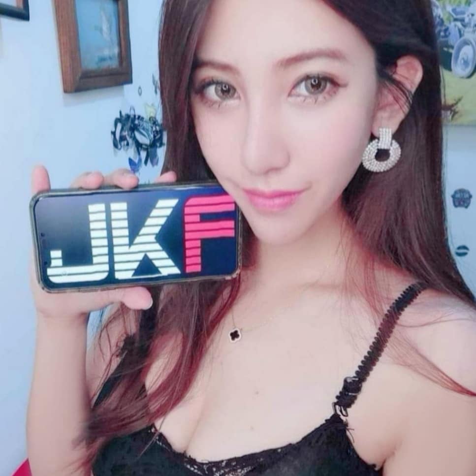 性感正妹超撩人！「藝心Yumi」電眼狂掃魅力滿點，狂辣美體一見到就讓人失了分寸！