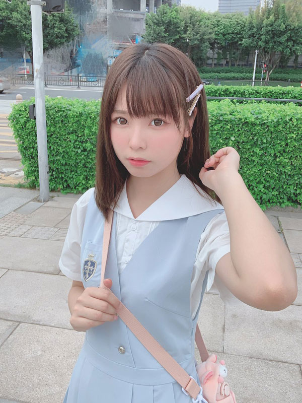 抓住夏日尾巴！超卡娃伊Coser「Liyuu」水藍色學生妹制服照　水嫩到讓人口水滴出來