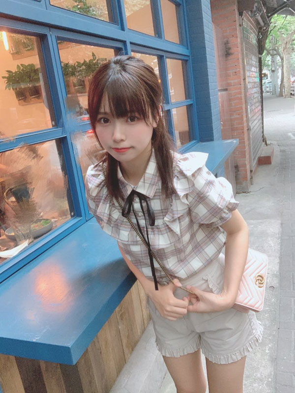 抓住夏日尾巴！超卡娃伊Coser「Liyuu」水藍色學生妹制服照　水嫩到讓人口水滴出來