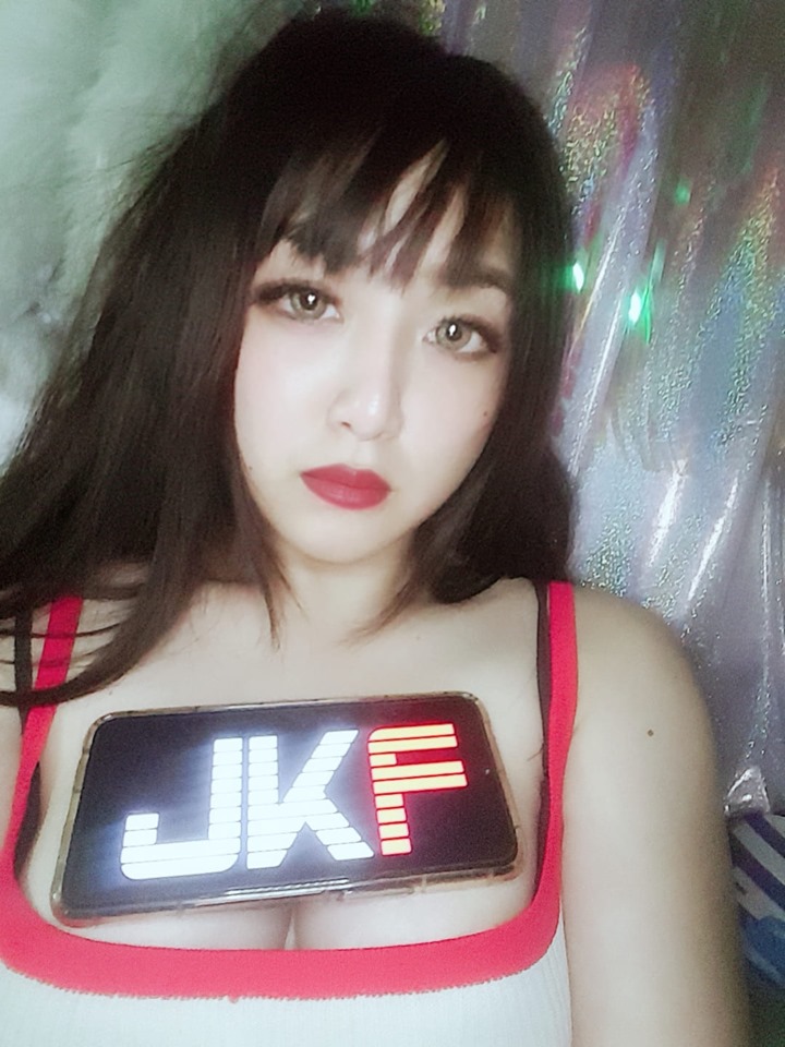 深夜來點刺激的！噴辣電競實況主「妤妤」媚眼狂電不收斂，連雪嫩雙峰也迫不及待見人！