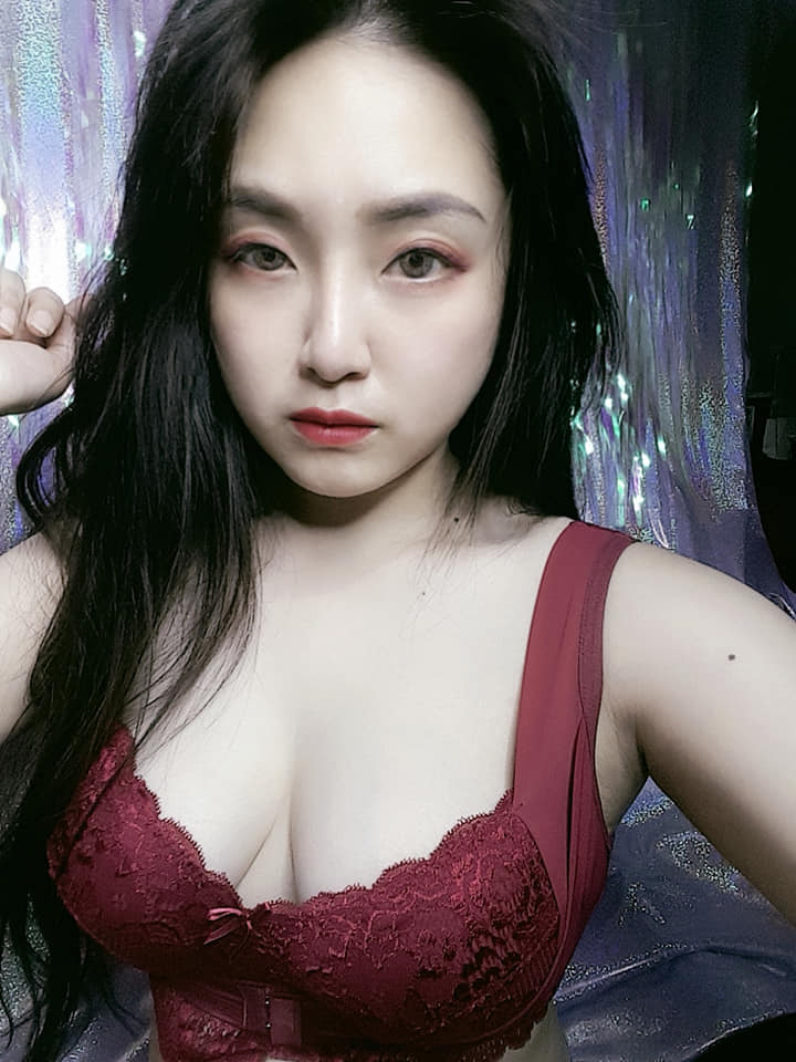 深夜來點刺激的！噴辣電競實況主「妤妤」媚眼狂電不收斂，連雪嫩雙峰也迫不及待見人！