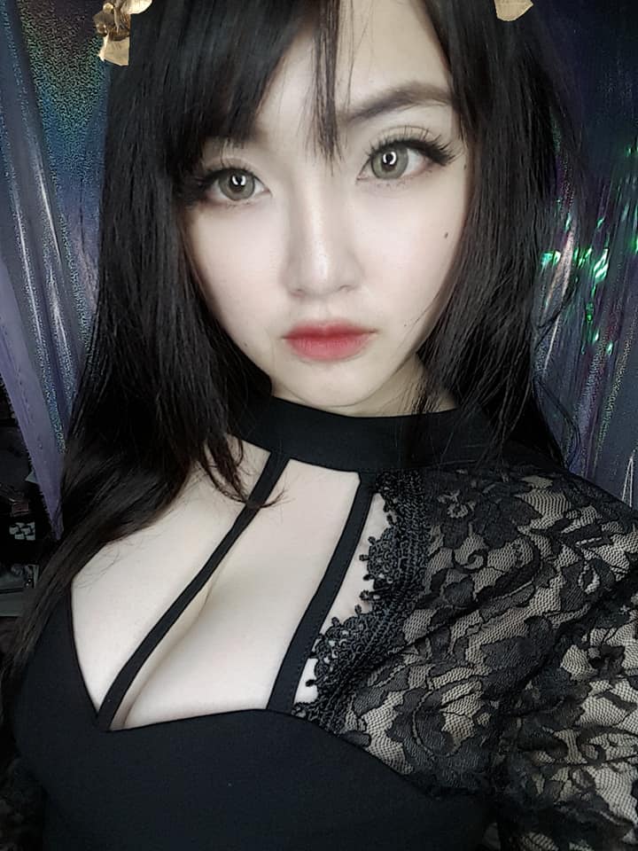 深夜來點刺激的！噴辣電競實況主「妤妤」媚眼狂電不收斂，連雪嫩雙峰也迫不及待見人！