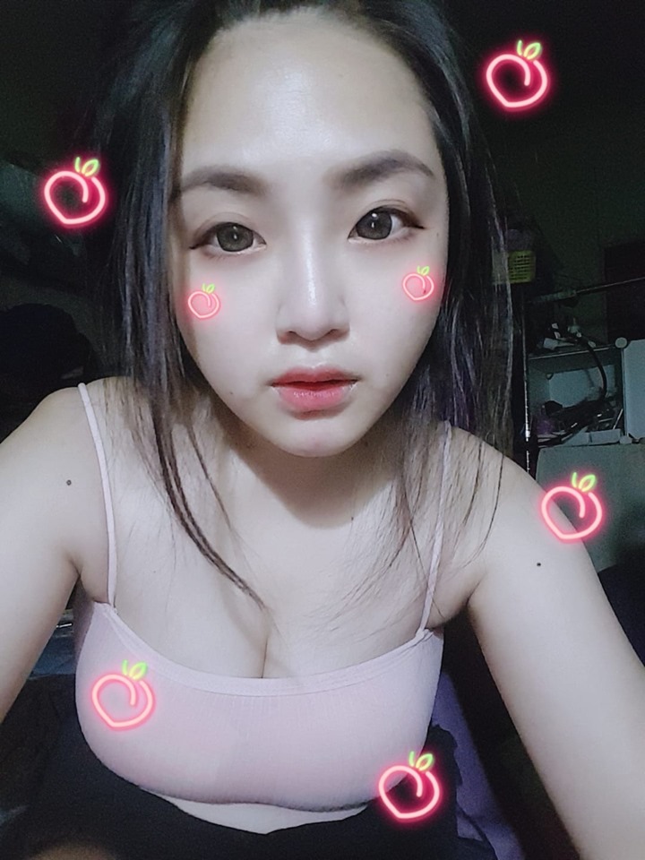 深夜來點刺激的！噴辣電競實況主「妤妤」媚眼狂電不收斂，連雪嫩雙峰也迫不及待見人！