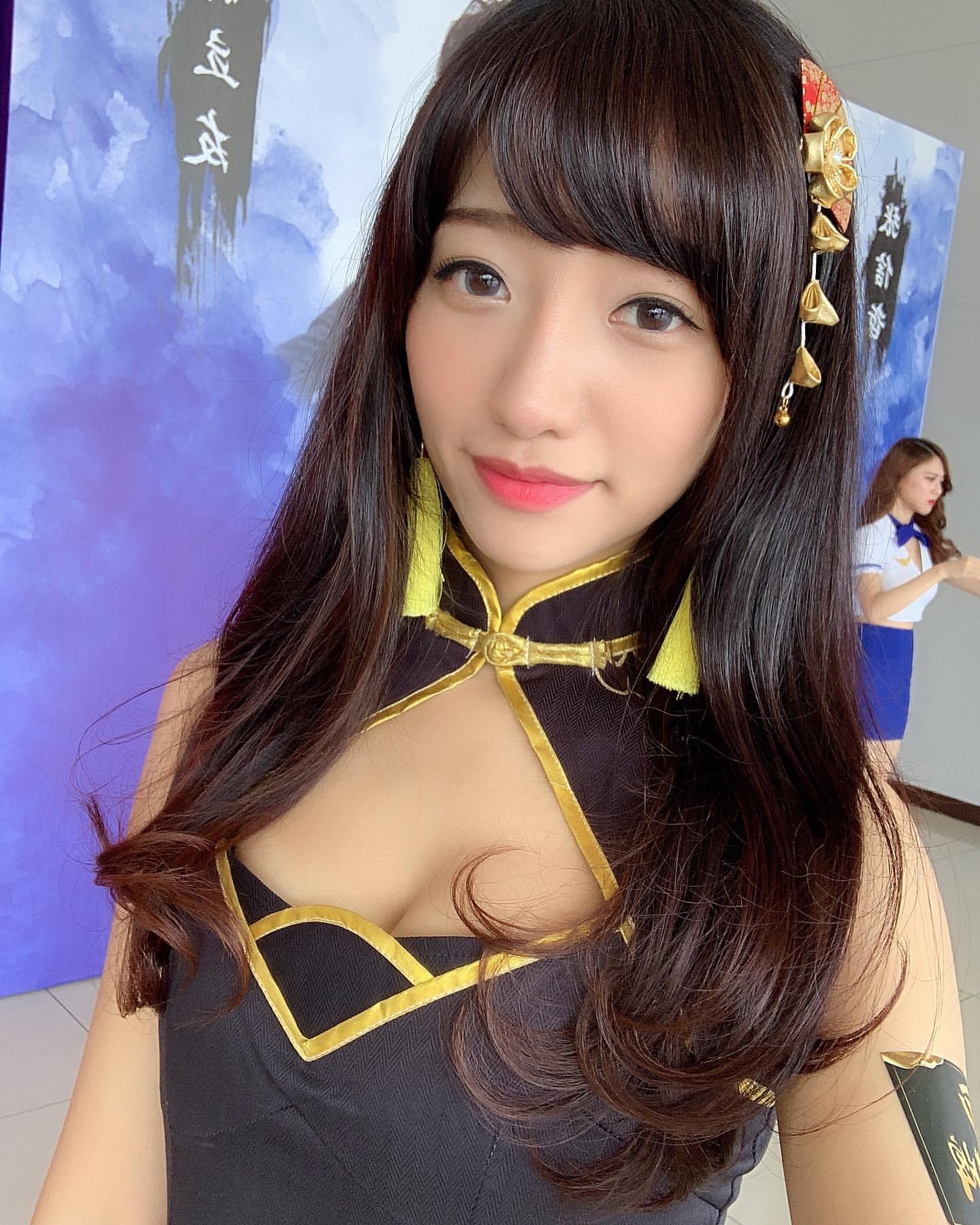 大眼正妹CJ欣潔 深溝乍現讓人超驚豔「原來很有料」 - 美女圖 -
