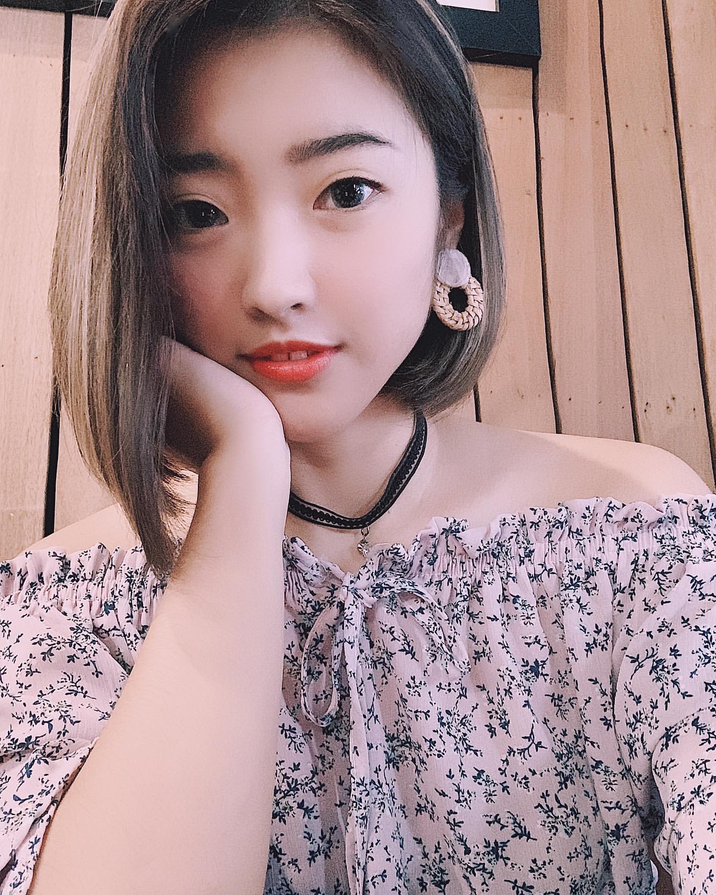 短髮妹菜菜  一脫下制服「木瓜巨彈奶」大解放 - 美女圖 -