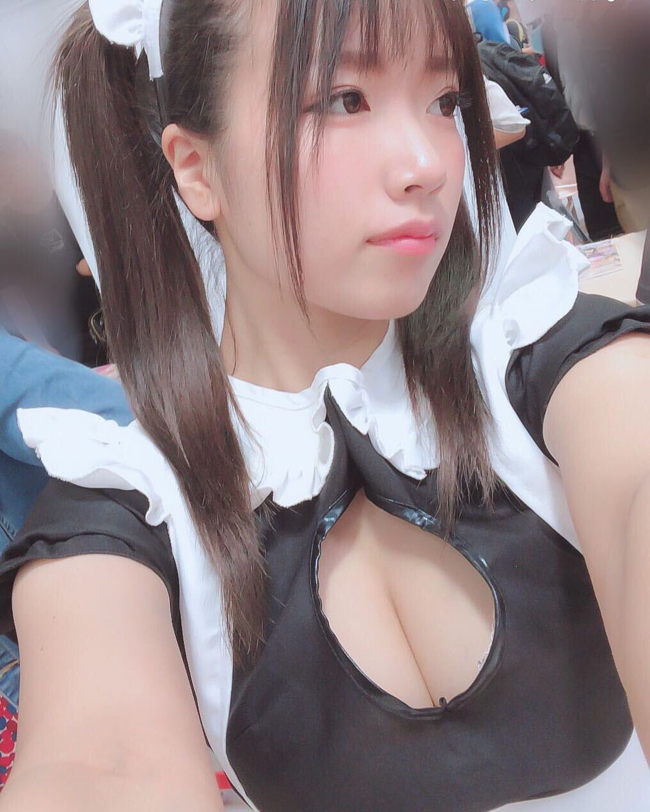 奶瓶、奶頭兜擠？對面「巨乳女大生」放上桌　份量讓人無法專心讀書