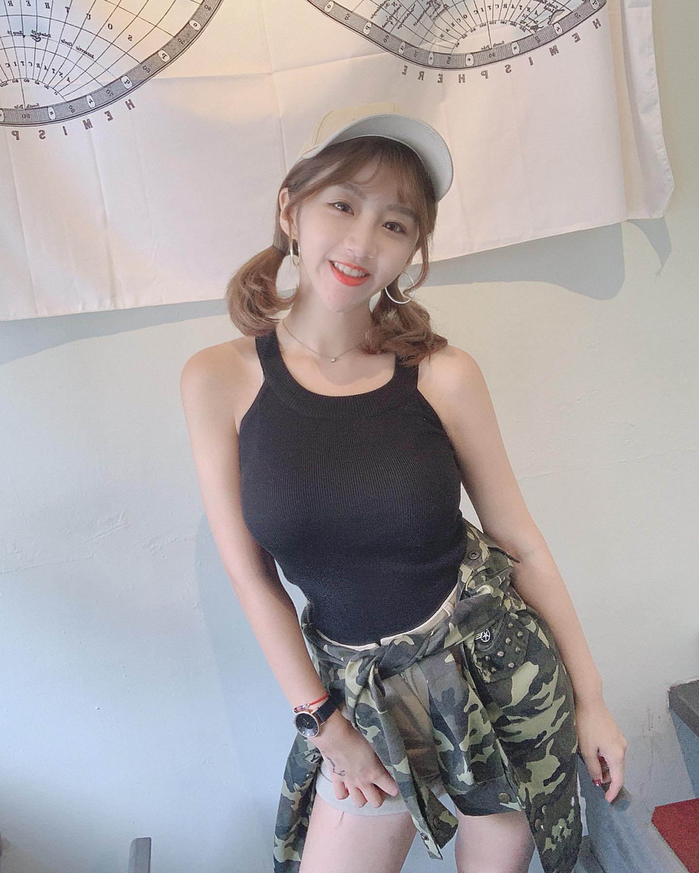 「核彈級巨乳」巨到炸衣！ 火辣身材口水流下來  Soft Candy 阮糖 - 美女圖 -