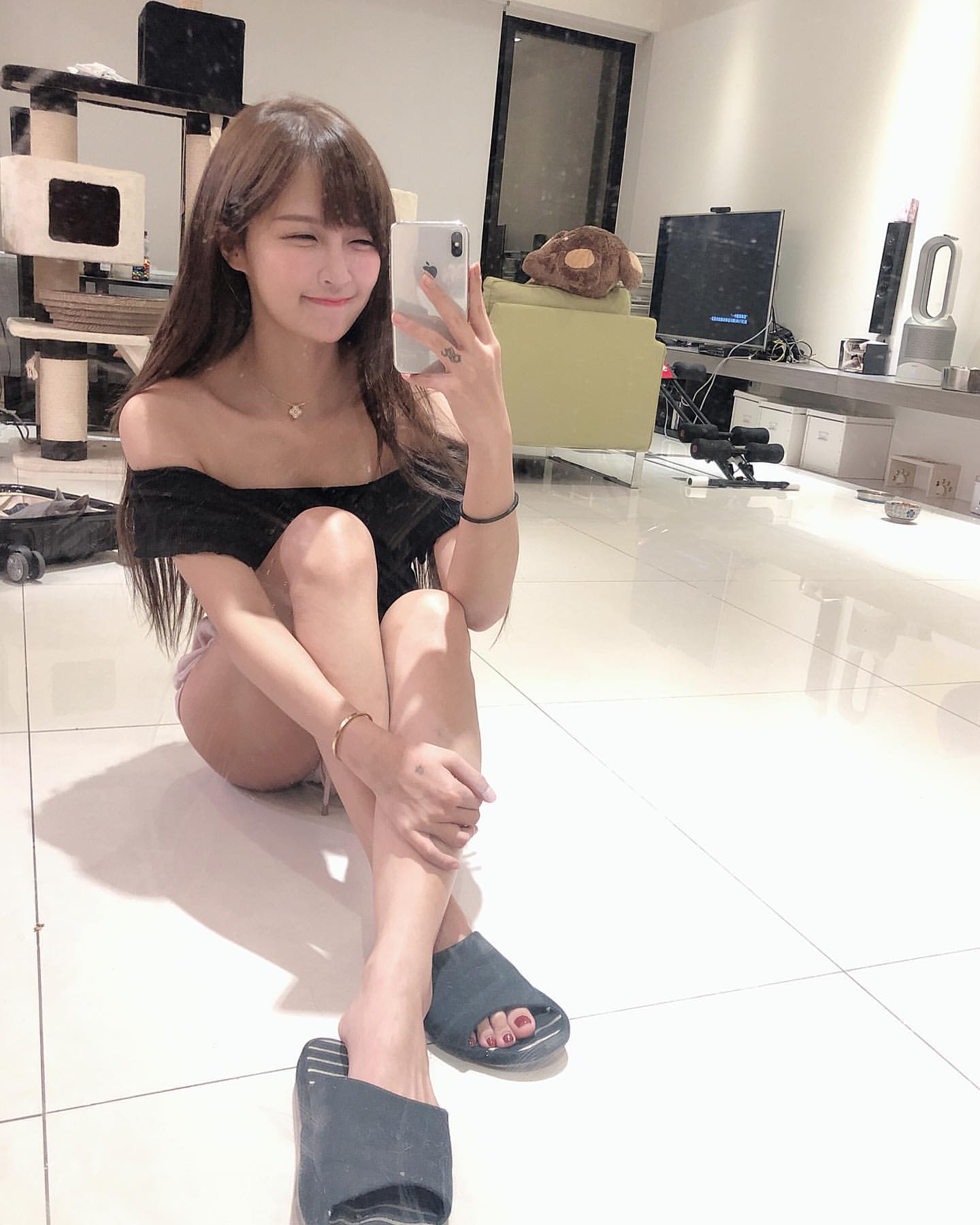 小雲寶寶身材太惹火引發暴動! 輕撩起頭髮看起來妖豔勾人 - 美女圖 -