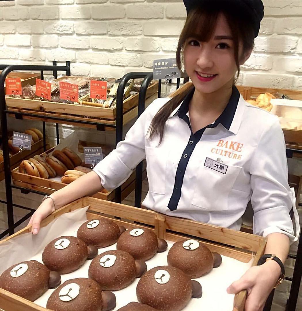 甜美麵包店員照片網路上瘋傳　被神出是有顏值又有身材的她！